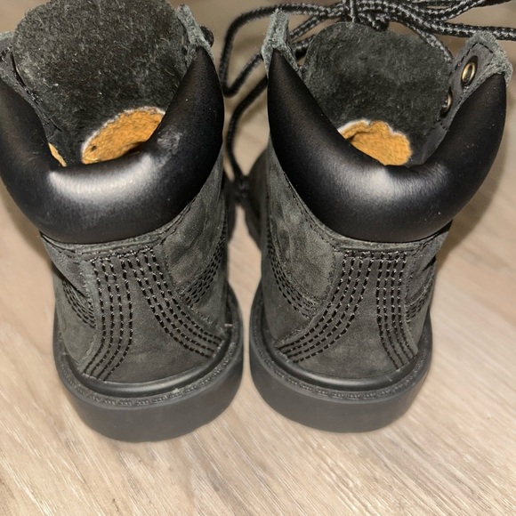 Timberland Black High-Top Boots with Sturdy Sole - Picture 4 of 7